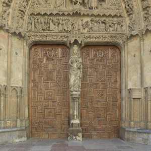 Portada_del_Juicio_Final_(Catedral_de_León)._La_Virgen_Blanca
